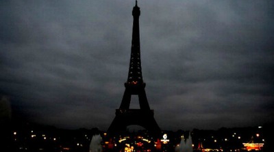 Eiffel Tower during terrorist attacks lights out, check out our travel tips to feel safe before you travel
