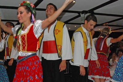 river cruise entertainment local dancers 